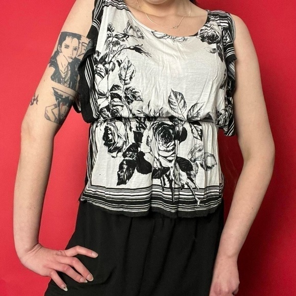 Floral thick strap tank top 🖤🤍​​​​​​​​​​​​​​​ - Picture 5 of 5